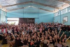 o corpo de dança se apresenta em cidades da Região Oeste. Na quarta-feira (25) foram aplaudidos no Centro Cultural Arte e Vida do município de Dois Vizinhos. Na quinta-feira (26), a trupe se apresenta no Colégio Padre José Anchieta, na cidade de São Jorge D´Oeste, e, no mesmo dia, vão para Cruzeiro do Iguaçu, onde dançam no Centro Cultural Daniel Turmina Júnior. 