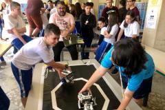 Essa é mais uma disputa de SumoBot, um confronto entre robôs programados por estudantes que participam das aulas de laboratório de Robótica no Colégio Estadual do Paraná (CEP). Vence o protótipo que consegue empurrar o adversário para fora da linha que delimita o espaço reservado para o enfrentamento dos robôs.