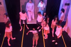 Os estudantes do 4° ano do Curso de Teatro do Colégio Estadual do Paraná (CEP) participaram da prova pública com a estreia do clássico “Orfeu e Eurídice”, que conta a história dos mitos gregos em uma adaptação com direção do professor André Meirelles. A novidade ficou por conta da interpretação do elenco, feita também em libras para tornar o teatro ainda mais inclusivo. 
