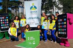 Na manhã desta quinta-feira (10), alguns estudantes do Colégio Estadual do Paraná (CEP) participaram de uma blitz educativa organizada no semáforo do cruzamento das principais vias de acesso à instituição. Com orientações dos agentes municipais de trânsito, e acompanhados por professores e pedagogos do CEP, os estudantes abordaram os motoristas no trânsito e repassaram material educativo contendo orientações de como ensinar crianças e adolescentes a usarem a internet de forma mais equilibrada.