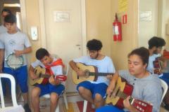 Na sexta-feira (11), em algumas unidades de atendimento, os estudantes cantaram e tocaram músicas do repertório nacional, sempre acompanhados pelo professor Jonas Nascimento, no violão.