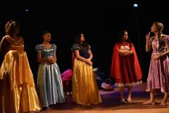 O elenco é formado por 20 estudantes do Modulado Grutinha, ofertado na Escolinha de Arte do CEP. São atores e atrizes que se preparam para mostrar mais essa história criativa aos estudantes das escolas Municipais e, no Festival de Teatro de Pinhais, ao público de uma escola do município metropolitano de Piraquara. Além dessas, outras apresentações serão programadas ainda para este semestre.
