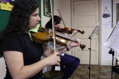 Os estudantes do Colégio Estadual do Paraná (CEP) contam com esse privilégio e podem escolher uma das opções ofertadas na Escolinha de Arte. São aulas para os Modulados de Piano, de Violino, de Violão, de Viola Caipira e de Pandeiro. Já o ensino de instrumentos de Sopro, Metais, Clarinetes, Bass (Clarone), Trompas, Tubas, Tumbadoras, Bombo Sinfônico, Tímpanos e Fagote são ministrados no Modulado de Práticas de Banda
