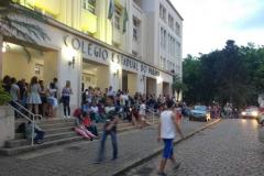 Pais, mães e responsáveis formaram uma longa fila em frente ao Colégio Estadual do Paraná (CEP) nesta segunda-feira (4), no primeiro dia de inscrições ao Processo Classificatório para ingresso de novas turmas no 1° ano do Ensino Médio Regular, no ano letivo de 2020. A grande procura superou as expectativas da equipe de gestão Colégio, que iniciou o atendimento por volta das 15h, e só finalizou após a realização da última inscrição por volta das 1h36, já na madrugada de terça-feira (5).