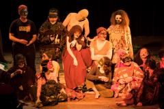 Foi uma noite de estreia, nesta terça-feira (5), para os estudantes da turma do 2º semestre do Curso Técnico em Teatro do Colégio Estadual do Paraná (CEP). Eles subiram no palco, às 19h, do Teatro Leon Jacques, em Curitiba, para apresentar o espetáculo “O Canto da Serpente”, um texto de Laerte Ortega, com direção de Tina de Souza.
