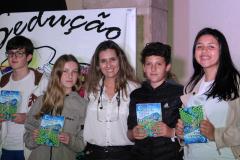 A cerimônia na noite desta quinta-feira (7) reuniu, no hall de entrada do Colégio Estadual do Paraná (CEP), estudantes, professores, poetas e convidados para a entrega do livro Sedução Poética 2019. O exemplar representa a conclusão de mais uma edição do projeto de linguagem coordenado pelo setor de Língua Portuguesa do Colégio, com objetivos de envolver e incentivar a Comunidade Escolar a produzir, declamar e publicar textos e ilustrações relacionados com a poesia.