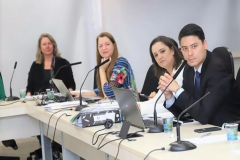A equipe de gestão do Colégio Estadual do Paraná (CEP) participou, na quarta-feira (13), da 7ª Reunião Ordinária que tem como intuito debater a infância segura na era digital. O evento é promovido pela Força-Tarefa Infância Segura (Fortis) da Secretaria da Justiça, Família e Trabalho do Governo do Paraná, e contou com a presença da Diretora Geral do CEP, Tânia Maria Acco.