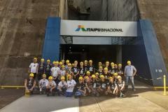Os estudantes do 3° e 4° anos do Curso Técnico em Edificação do Médio Integrado no Colégio Estadual do Paraná (CEP) estiveram, em 11 de novembro, na Usina de Itaipu Binacional, em Foz do Iguaçu, na Região Oeste do Paraná. Os estudantes foram acompanhados por professores, pedagogos e diretores auxiliares na visita técnica organizada nos espaços internos e externos da grande estrutura criada para a produção de energia elétrica para o Brasil e Paraguai.