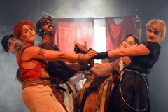 Quem assistiu ao espetáculo Phantasmagoria – Uma trupe viaja pelo mundo – apresentado no Teatro Cleon Jacques, no São Lourenço, na última semana, pode conferir no palco a mistura do gênero musical com os elementos circenses, além do teatro de bonecos. É mais uma produção do Modulado de Pesquisa Teatral dirigida pelo professor André Meirelles, que mostrou a aventura da personagem Isolde e sua turma em terras longínquas.