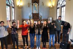 Os estudantes emocionaram a plateia que foi assistir ao Recital de Canto promovido na Capela da Glória na última quinta-feira (28). As apresentações foram feitas por alunos e alunas orientados pela professora Aline Petry, do Modulado de Voz e Expressão ofertado na Escolinha de Arte.