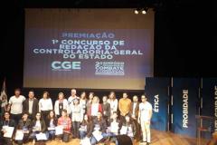 Dez estudantes do Colégio Estadual do Paraná (CEP) foram selecionados para receber os prêmios do 1° Concurso de Redação, com o tema: A corrupção, seus reflexos comportamentais e impactos na sociedade, proposta da Controladoria-Geral do Estado do Paraná (CGE). A entrega aconteceu nesta segunda-feira (9), durante a realização do 2º Simpósio Paranaense de Combate à Corrupção: Fazendo a Coisa Certa, promovido no Centro de Eventos da Federação das Indústrias do Estado do Paraná – FIEP.