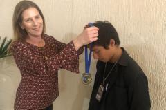 O estudante Gabriel Andreola, do 3° ano do Curso Técnico Integrado em Edificações, finalmente colocou a medalha de bronze no peito que ganhou na OBR – Olimpíada Brasileira de Robótica 2019. O estudante foi finalista e classificado como o terceiro melhor do país, no nível 5, da competição de nível nacional.