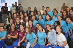 Os estudantes do Colégio Estadual do Paraná (CEP) participaram, nesta quarta-feira (13), do encontro com o campeão mundial de futebol Pelé, promovido pelo Governo do Estado no Palácio Iguaçu, em Curitiba, para o lançamento da campanha Amigo do Esporte.