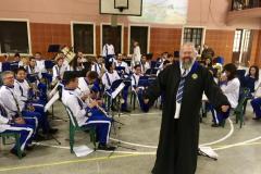 Setenta estudantes e um maestro, que compõem a Banda Sinfônica Bento Mossurunga do Colégio Estadual do Paraná, emocionaram e arrancaram muitos aplausos de uma plateia que, na noite de quarta-feira (27), lotou os mezaninos e os corredores do Instituto de Educação do Paraná (CEP-Instituto).