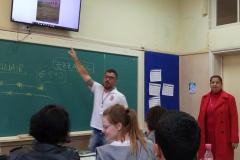 Um bate-papo em inglês foi a estratégia escolhida pela professora Patrícia Santana para incentivar seus estudantes em práticas de conversação da Língua Inglesa. 