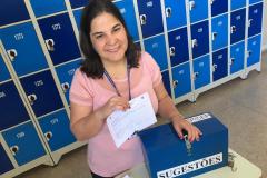 Professora Denise Adriane Regis, assessora da direção geral e responsável pela ação com as caixas de sugestões.