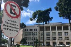 Para mais tranquilidade dos pais e responsáveis, o Colégio Estadual do Paraná (CEP) passou a contar com uma área exclusiva para embarque e desembarque dos estudantes, no acesso principal do Colégio pela Avenida João Gualberto no Alto da Glória. 