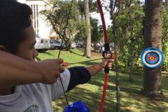Seja disputando a bola na rede durante uma partida de vôlei ou empunhando um arco e flecha (modelo ventosa) para acertar o alvo colocado a alguns metros de distância, os estudantes do Colégio Estadual do Paraná (CEP) brincam e se divertem durante as aulas práticas de Educação Física
