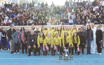 Equipe de futsal feminino é homenageada no campo do CEP