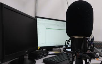 microfone e computador da rádio cep