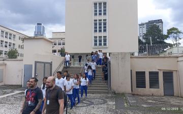 Pessoas esvaziando prédio do CEP