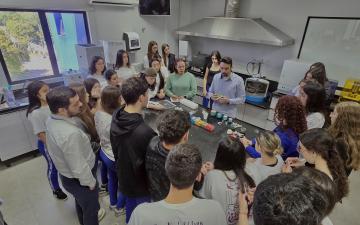 Estudantes em visita técnica a empresa de prótese dentária