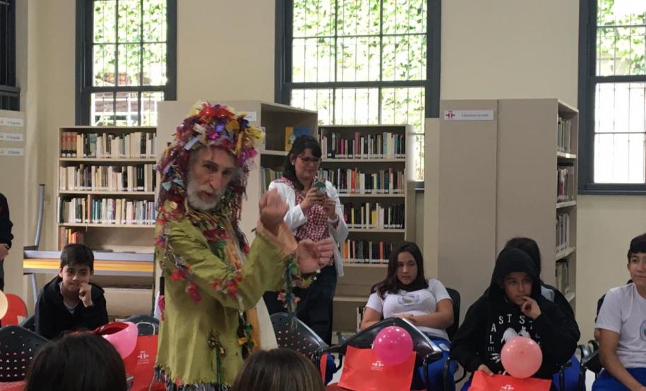 Estudantes ficam frente a frente com Miguel de Cervantes para aprender espanhol