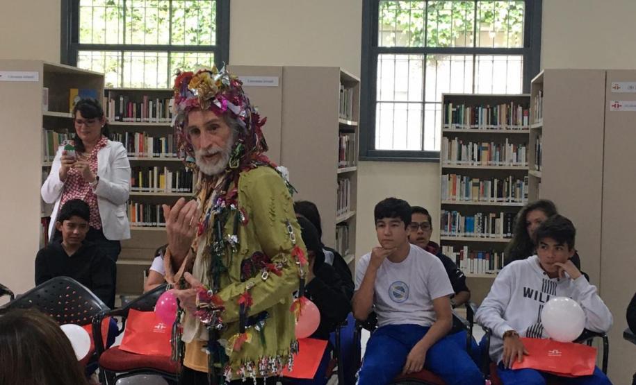 Estudantes ficam frente a frente com Miguel de Cervantes para aprender espanhol