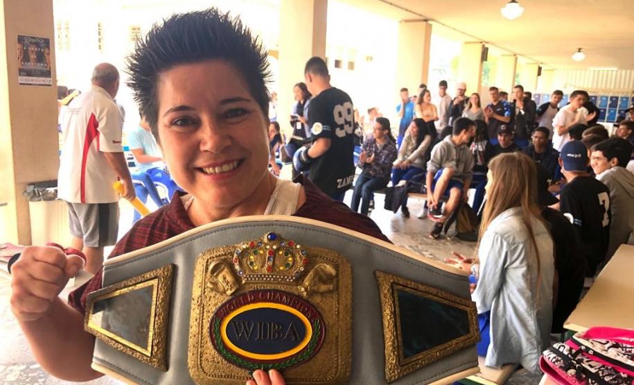 Campeões mundiais de boxe trocam experiências com estudantes do CEP