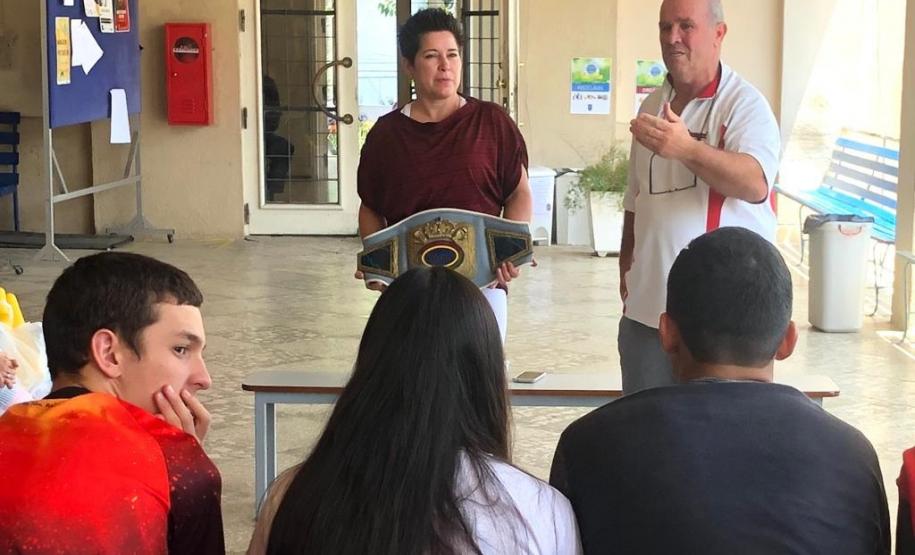 Campeões mundiais de boxe trocam experiências com estudantes do CEP