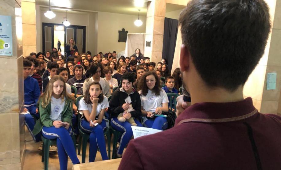 Estudantes de Medicina alertam sobre danos causados pelo álcool e cigarros