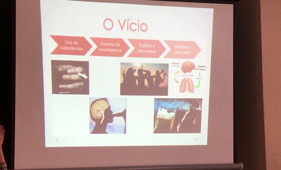 Estudantes de Medicina alertam sobre danos causados pelo álcool e cigarros