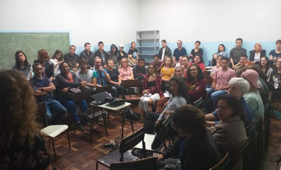 O encontro, promovido no CEP-Zacarias, contou com a presença da professora Stela Fischer, que compartilhou com os estudantes os conhecimentos sobre o seu trabalho intitulado: Estudos de gênero e decoloniais na formação do/da artista.