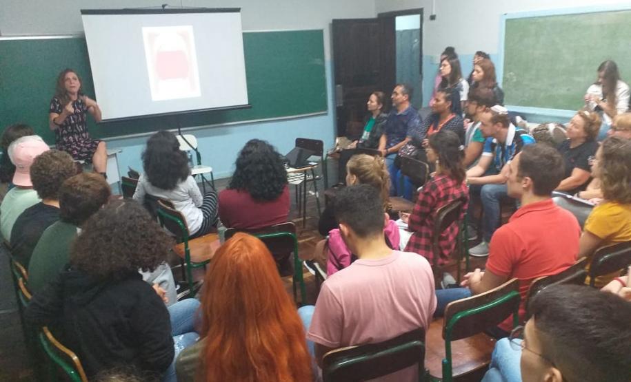 O encontro, promovido no CEP-Zacarias, contou com a presença da professora Stela Fischer, que compartilhou com os estudantes os conhecimentos sobre o seu trabalho intitulado: Estudos de gênero e decoloniais na formação do/da artista.