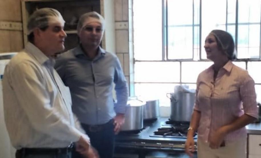 O grupo foi recebido pela Diretora do Colégio Estadual Guaíra, Ana Cristina Ross Dybax. Estiveram presentes o Diretor-Presidente do Instituto Paranaense de Desenvolvimento Educacional (Fundepar), José Maria Ferreira; o Procurador-Chefe da Procuradoria Consultiva junto à Governadoria (PCG), Kunibert Kolb Neto; e a Diretora Geral do Colégio Estadual do Paraná (CEP), Tânia Maria Acco.