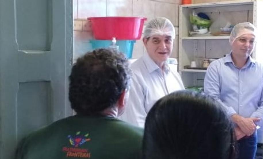 O grupo foi recebido pela Diretora do Colégio Estadual Guaíra, Ana Cristina Ross Dybax. Estiveram presentes o Diretor-Presidente do Instituto Paranaense de Desenvolvimento Educacional (Fundepar), José Maria Ferreira; o Procurador-Chefe da Procuradoria Consultiva junto à Governadoria (PCG), Kunibert Kolb Neto; e a Diretora Geral do Colégio Estadual do Paraná (CEP), Tânia Maria Acco.