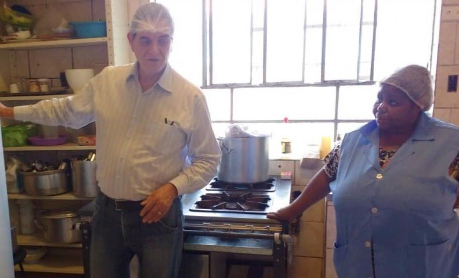 O grupo foi recebido pela Diretora do Colégio Estadual Guaíra, Ana Cristina Ross Dybax. Estiveram presentes o Diretor-Presidente do Instituto Paranaense de Desenvolvimento Educacional (Fundepar), José Maria Ferreira; o Procurador-Chefe da Procuradoria Consultiva junto à Governadoria (PCG), Kunibert Kolb Neto; e a Diretora Geral do Colégio Estadual do Paraná (CEP), Tânia Maria Acco.