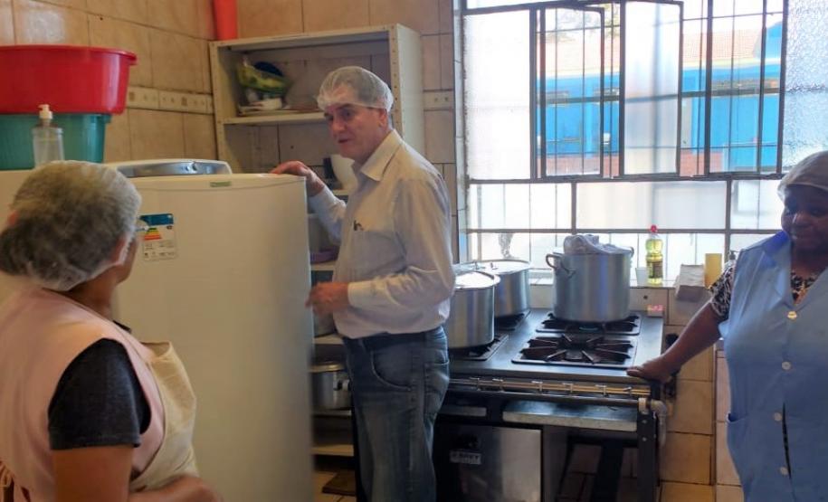 O grupo foi recebido pela Diretora do Colégio Estadual Guaíra, Ana Cristina Ross Dybax. Estiveram presentes o Diretor-Presidente do Instituto Paranaense de Desenvolvimento Educacional (Fundepar), José Maria Ferreira; o Procurador-Chefe da Procuradoria Consultiva junto à Governadoria (PCG), Kunibert Kolb Neto; e a Diretora Geral do Colégio Estadual do Paraná (CEP), Tânia Maria Acco.