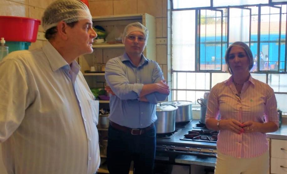 O grupo foi recebido pela Diretora do Colégio Estadual Guaíra, Ana Cristina Ross Dybax. Estiveram presentes o Diretor-Presidente do Instituto Paranaense de Desenvolvimento Educacional (Fundepar), José Maria Ferreira; o Procurador-Chefe da Procuradoria Consultiva junto à Governadoria (PCG), Kunibert Kolb Neto; e a Diretora Geral do Colégio Estadual do Paraná (CEP), Tânia Maria Acco.