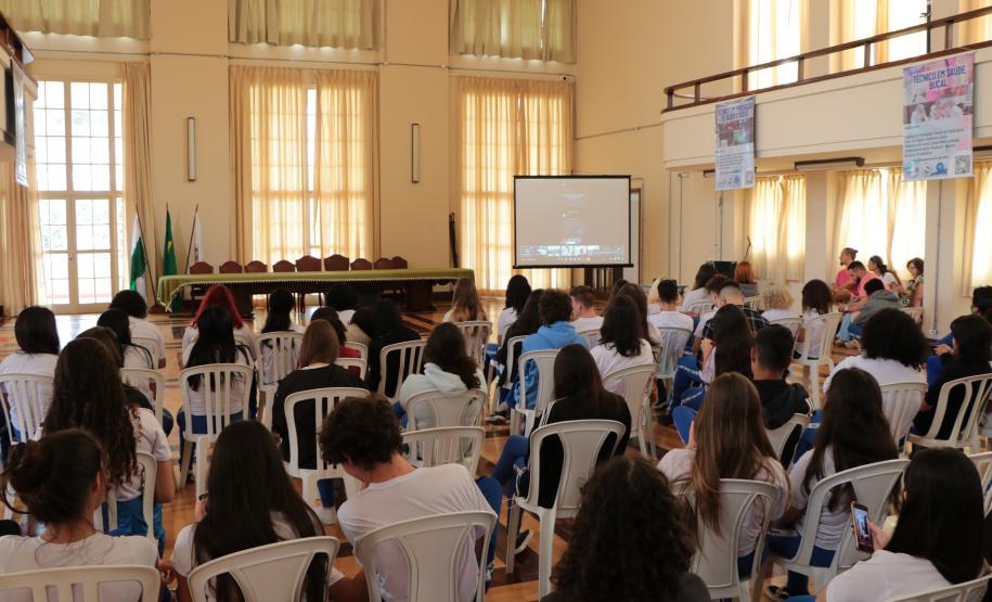 Apresentação do programa de intercâmbio Ganhando ao Mundo, aos estudantes do CEP