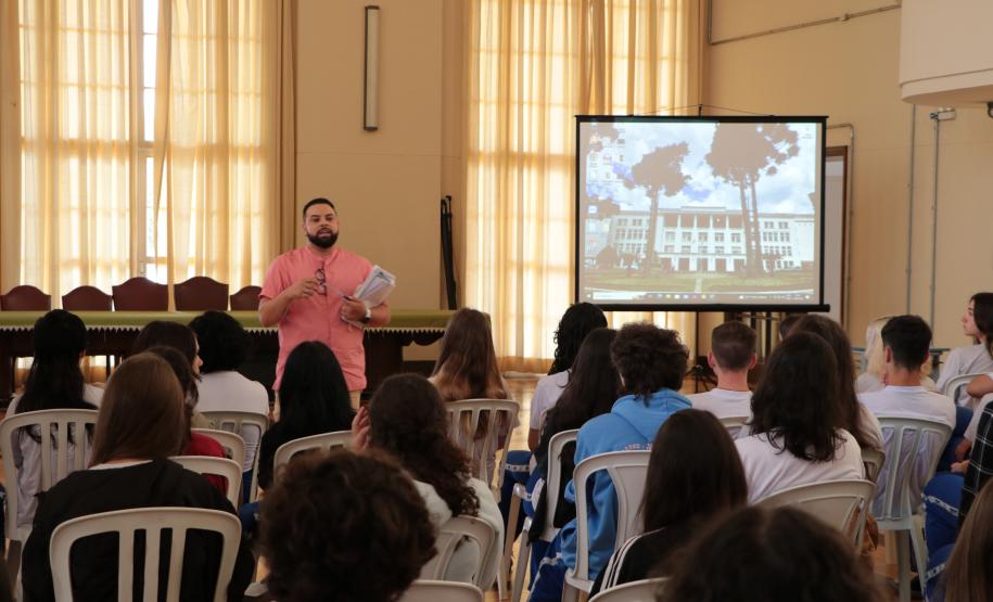 Apresentação do programa de intercâmbio Ganhando ao Mundo, aos estudantes do CEP