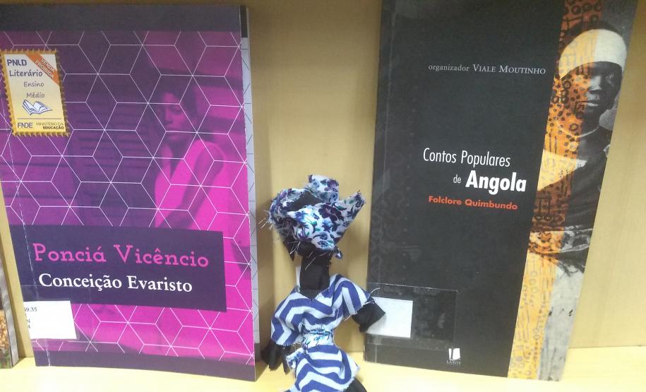 biblioteca_estante_consciencia_negra