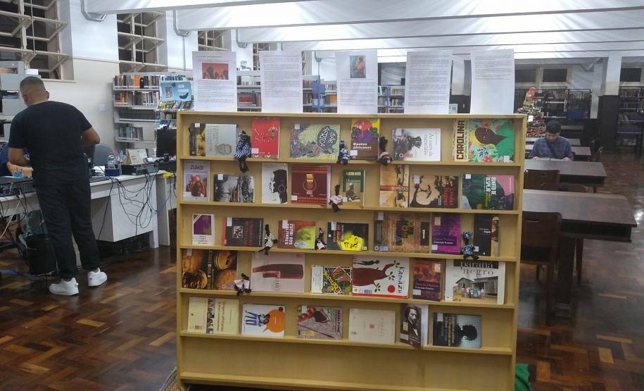 biblioteca_estante_consciencia_negra