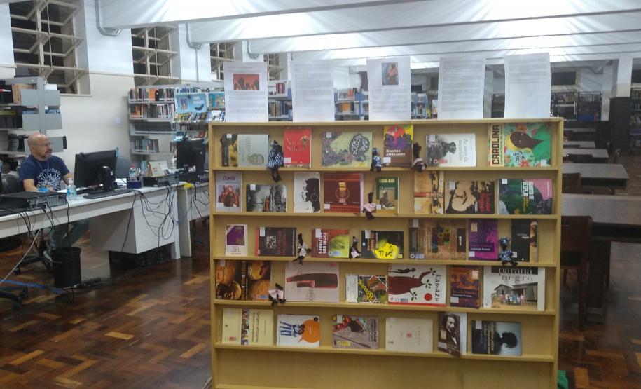 biblioteca_estante_consciencia_negra