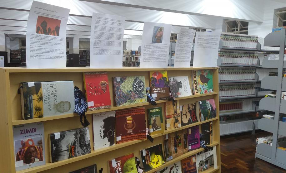 biblioteca_estante_consciencia_negra