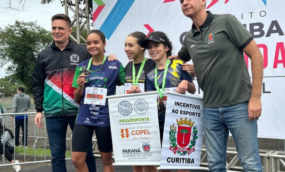 equipes de atletismo feminino e masculino do CEP na primeira prova do Circuito Infantil de Corridas de Rua de Curitiba