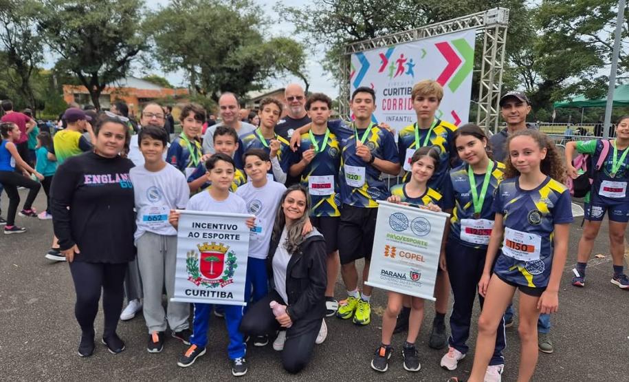 equipes de atletismo feminino e masculino do CEP na primeira prova do Circuito Infantil de Corridas de Rua de Curitiba