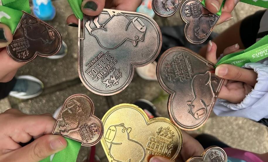 equipes de atletismo feminino e masculino do CEP na primeira prova do Circuito Infantil de Corridas de Rua de Curitiba