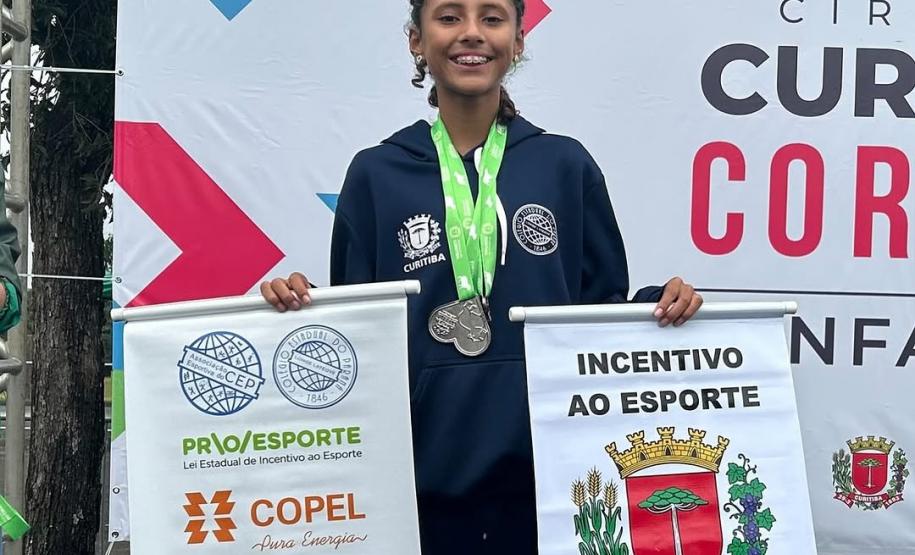 equipes de atletismo feminino e masculino do CEP na primeira prova do Circuito Infantil de Corridas de Rua de Curitiba