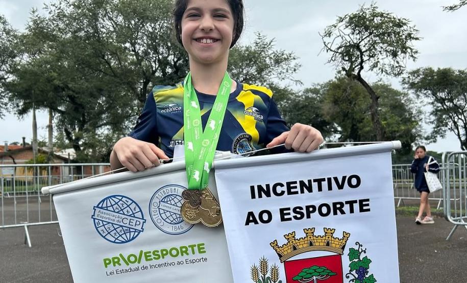 equipes de atletismo feminino e masculino do CEP na primeira prova do Circuito Infantil de Corridas de Rua de Curitiba